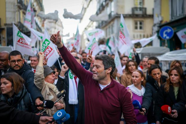 Presidential candidate of the Chega party, Andre Ventura gives a thumbs-up during a street rally in Lisbon on January 16, 2026. Portugal will hold presidential elections on 18 January. (Photo by PATRICIA DE MELO MOREIRA / AFP)