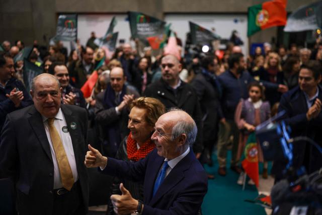 Presidential candidate of the PSD/CDS-PP party Luis Marques Mendes (C) gestures upon his arrival to a rally with supporters in Lisbon on January 16, 2026. Portugal will hold presidential elections on 18 January. (Photo by PATRICIA DE MELO MOREIRA / AFP)