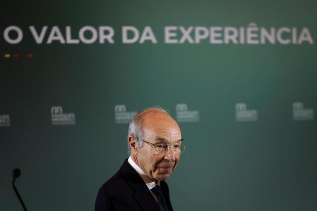 Presidential candidate of the PSD/CDS-PP party Luis Marques Mendes gestures durin a rally with supporters in Lisbon on January 16, 2026. Portugal will hold presidential elections on 18 January. (Photo by PATRICIA DE MELO MOREIRA / AFP)