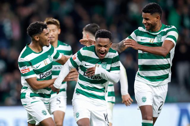 Sporting Lisbon's Mozambican forward #10 Geny Catamo (C) celebrates with teammates after scoring his team's first goal during the Portuguese League football match between Sporting CP and Casa Pia AC at Jose Alvalade stadium in Lisbon on January 16, 2026. (Photo by Filipe AMORIM / AFP)