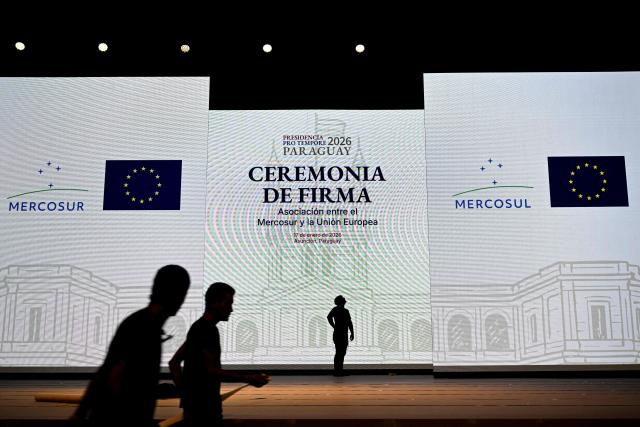 Workers set up the stage for the signing ceremony of the agreement between the European Union and Mercosur at the Gran Teatro Jose Asuncion Flores of Paraguay's Central Bank in Asuncion on January 16, 2026. The South American bloc Mercosur and the European Union will sign a deal on January 17, 2026, 25 years in the making, to create one of the world's biggest free trade areas at a time of growing protectionism and volatility. (Photo by Luis ROBAYO / AFP)