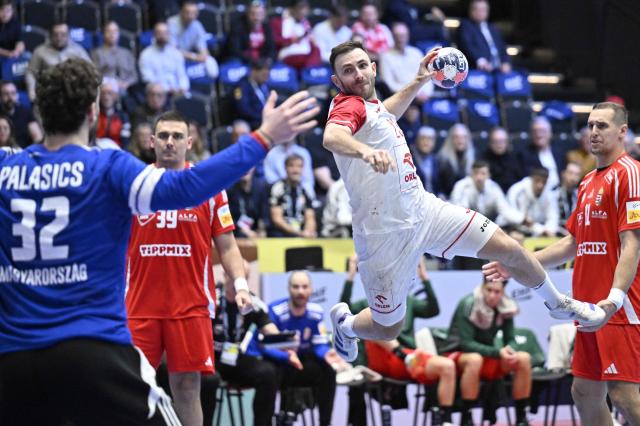 Poland's right winger #23 Arkadiusz Moryto (R) shoots during the men's EHF Euro 2026 preliminary round group F handball match Hungary vs Poland in Kristianstad, Sweden, on January 16, 2026. (Photo by Johan Nilsson/TT / TT NEWS AGENCY / AFP) / Sweden OUT