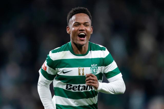 TOPSHOT - Sporting Lisbon's Mozambican forward #10 Geny Catamo celebrates scoring his team's first goal during the Portuguese League football match between Sporting CP and Casa Pia AC at Jose Alvalade stadium in Lisbon on January 16, 2026. (Photo by Filipe AMORIM / AFP)