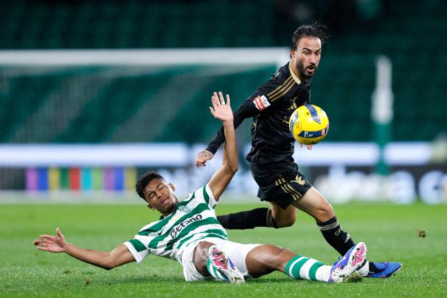 Sporting Lisbon's Brazilian forward #31 Luis Guilherme (L) and Casa Pia's Colombian midfielder #42 Sebastian Perez (R) fight for the ball during the Portuguese League football match between Sporting CP and Casa Pia AC at Jose Alvalade stadium in Lisbon on January 16, 2026. (Photo by Filipe AMORIM / AFP)