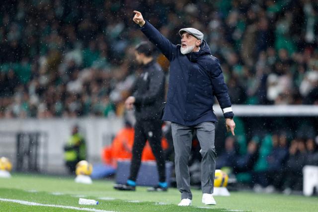 Casa Pia's Portuguese coach Alvaro Pacheco gestures during the Portuguese League football match between Sporting CP and Casa Pia AC at Jose Alvalade stadium in Lisbon on January 16, 2026. (Photo by Filipe AMORIM / AFP)
