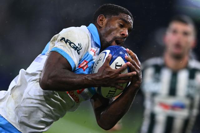 Bulls' South African wing Cheswill Jooste catches the ball during the European Champions Cup, first round, day 4, pool 4, rugby union match between Section Paloise (Pau) and Bulls (Pretoria) at the stade du Hameau in Pau, southern France, on January 16, 2026. (Photo by GAIZKA IROZ / AFP)