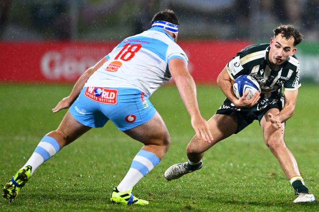 Pau's French centre Quentin Valentino (R) attempts to break away during the European Champions Cup, first round, day 4, pool 4, rugby union match between Section Paloise (Pau) and Bulls (Pretoria) at the stade du Hameau in Pau, southern France, on January 16, 2026. (Photo by GAIZKA IROZ / AFP)