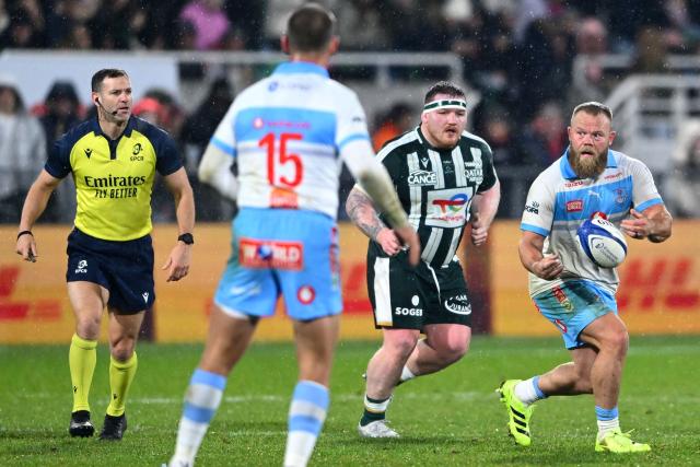 English referee Karl Dickson watches Bulls' South African hooker Akker van der Merwe passing the ball during the European Champions Cup, first round, day 4, pool 4, rugby union match between Section Paloise (Pau) and Bulls (Pretoria) at the stade du Hameau in Pau, southern France, on January 16, 2026. (Photo by GAIZKA IROZ / AFP)