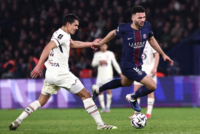 Lille's Algerian defender #23 Aissa Mandi (L) tackles Paris Saint-Germain's Portuguese forward #09 Goncalo Ramos (R) during the French L1 football match between Paris Saint-Germain (PSG) and Lille LOSC at the Parc des Princes stadium in Paris on January 16, 2026. (Photo by Anne-Christine POUJOULAT / AFP)