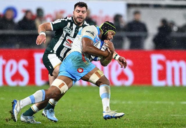 Bulls' South African number eight Nizaam Carr (R) attempts to break away from Pau's Argentine flanker Facundo Isa during the European Champions Cup, first round, day 4, pool 4, rugby union match between Section Paloise (Pau) and Bulls (Pretoria) at the stade du Hameau in Pau, southern France, on January 16, 2026. (Photo by GAIZKA IROZ / AFP)