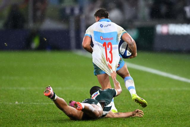 Bulls' South African centre Sebastian De Klerk attempts to break away from Pau's French wing Aaron Grandidier-Nkanang (R) during the European Champions Cup, first round, day 4, pool 4, rugby union match between Section Paloise (Pau) and Bulls (Pretoria) at the stade du Hameau in Pau, southern France, on January 16, 2026. (Photo by GAIZKA IROZ / AFP)