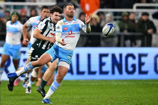 Bulls' South African full back Willie Le Roux passes the ball during the European Champions Cup, first round, day 4, pool 4, rugby union match between Section Paloise (Pau) and Bulls (Pretoria) at the stade du Hameau in Pau, southern France, on January 16, 2026. (Photo by GAIZKA IROZ / AFP)
