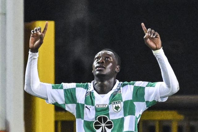 RAAL's Senegalese forward #07 Pape Moussa Fall celebrates scoring his team's third goal during the Belgian "Jupiler Pro League" football match between Club Brugge and RAAL La Louviere, at the Jan Breydel Stadium in Bruges on January 16, 2026. (Photo by Tom Goyvaerts / Belga / AFP) / Belgium OUT