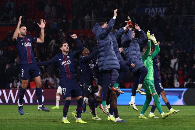 Paris Saint-Germain's players celebrate their victory at the end of the French L1 football match between Paris Saint-Germain (PSG) and Lille LOSC at the Parc des Princes stadium in Paris on January 16, 2026. (Photo by Anne-Christine POUJOULAT / AFP)