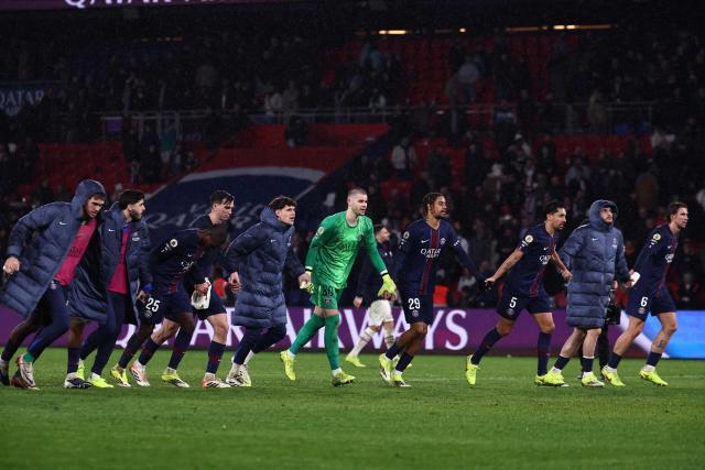 Paris Saint-Germain's players celebrate their victory at the end of the French L1 football match between Paris Saint-Germain (PSG) and Lille LOSC at the Parc des Princes stadium in Paris on January 16, 2026. (Photo by Anne-Christine POUJOULAT / AFP)
