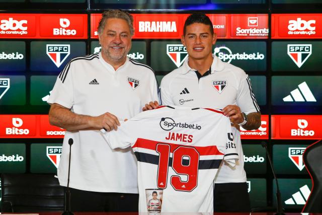 (FILES) Sao Paulo's President Julio Casares (L) and Colombian midfielder James Rodriguez (R) hold the club's shirt during a press conference to present Rodriguez as a new player in Sao Paulo, Brazil on August 1, 2023. Brazilian side Sao Paulo dismissed its president, Julio Casares, on January 16, after police opened an investigation into allegations of misappropriation of funds from the institution. (Photo by Miguel Schincariol / AFP)