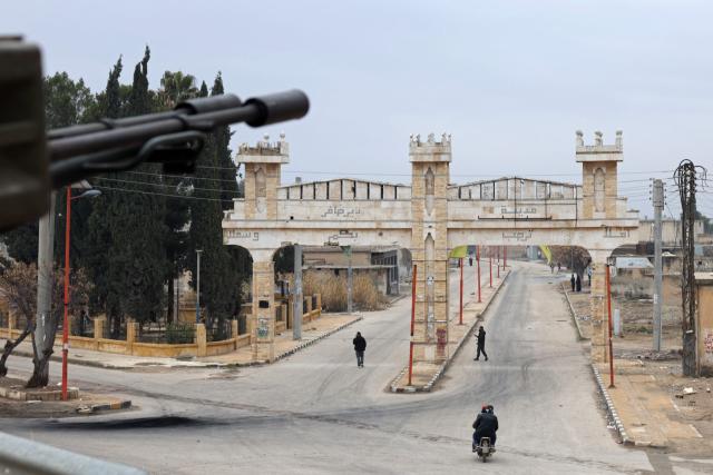 A partially deserted road is pictured in the town of Deir Hafer on January 17, 2026. Syria's army said it took control of the town of Deir Hafer outside Aleppo city on January 17, a day after Kurdish forces agreed to withdraw from the area following recent clashes. In a statement to state television, the army said it had established "full military control" of Deir Hafer, while an AFP correspondent on the ground saw troops deploying inside the town. (Photo by Bakr ALkasem / AFP)