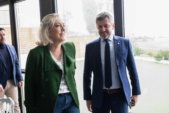 TOPSHOT - President of Rassemblement National parliamentary group Marine Le Pen (C) accompanied by French Rassemblement National (RN) party's candidate for the mayor of Marseille Franck Allisio (R) stand following a press conference in Marseille, southern France on January 17, 2026. (Photo by MIGUEL MEDINA / AFP)