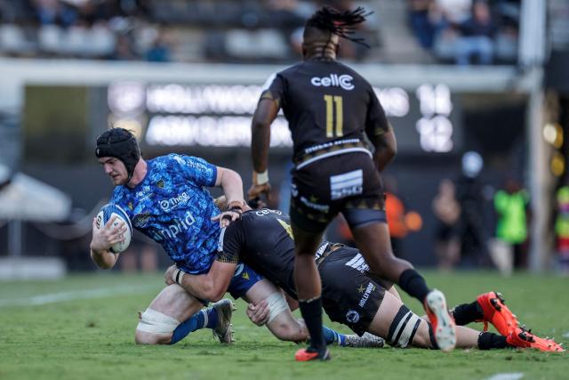 Clermont's French lock Thibaud Lanen (L) is tackled by Sharks' South African lock Corne Rahl (C) during the European Champions Cup rugby union match between Sharks and Clermont in Durban on January 17, 2026. (Photo by PHILL MAGAKOE / AFP)