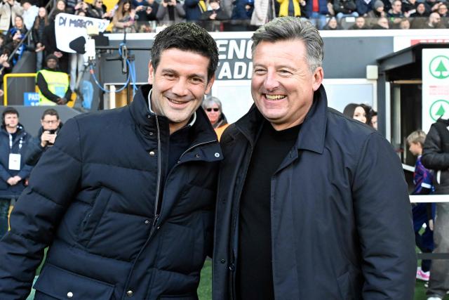 Udinese's German coach Kosta Runjaic greets Inter Milan's Romanian head coach Cristian Chivu (L) before the Italian Serie A football match between Udinese and Inter Milan at the Friuli stadium in Udine on January 17, 2026. (Photo by ANDREA PATTARO / AFP)