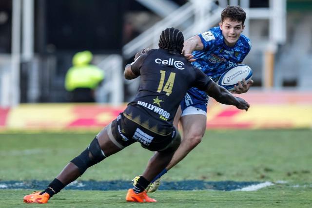 Sharks' South African wing Yaw Penxe (L) attempts to tackle Clermont’s French fullback Axel Guillaud (R) during the European Champions Cup rugby union match between Sharks and Clermont in Durban on January 17, 2026. (Photo by PHILL MAGAKOE / AFP)
