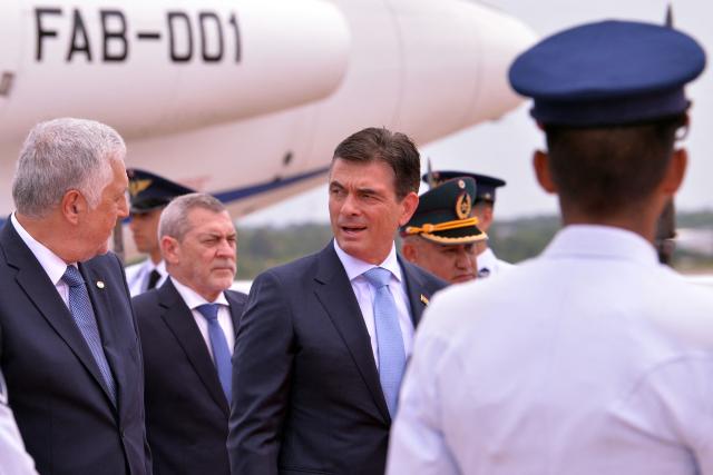 Bolivia's President Rodrigo Paz (C) is welcomed by Deputy Minister of Administration and Technical Affairs of the Foreign Ministry, Miguel Aranda, upon arrival at Silvio Pettirossi International Airport in Luque, Paraguay, for the signing ceremony of the agreement between the European Union and Mercosur, on January 17, 2026. The South American bloc Mercosur and the European Union will sign a deal on January 17, 25 years in the making, to create one of the world's biggest free trade areas at a time of growing protectionism and volatility. (Photo by Daniel Duarte / AFP)