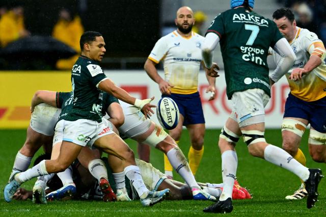 Bayonne's South African scrum-half Herschel Jantjies (L) kicks the ball during the European Champions Cup pool 3, round 4, rugby union match between Aviron Bayonnais (Bayonne) and Leinster Rugby at the Jean Dauger Stadium in Bayonne, southwestern France, on January 17, 2026. (Photo by GAIZKA IROZ / AFP)
