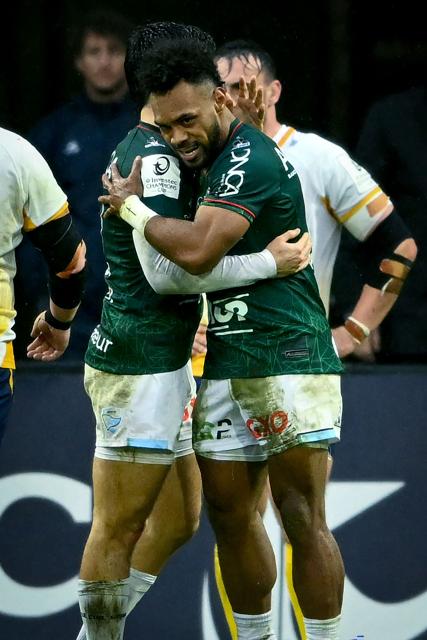 Bayonne's Fijian centre Sireli Maqala (R) celebrates after scoring the team's first try during the European Champions Cup pool 3, round 4, rugby union match between Aviron Bayonnais (Bayonne) and Leinster Rugby at the Jean Dauger Stadium in Bayonne, southwestern France, on January 17, 2026. (Photo by GAIZKA IROZ / AFP)