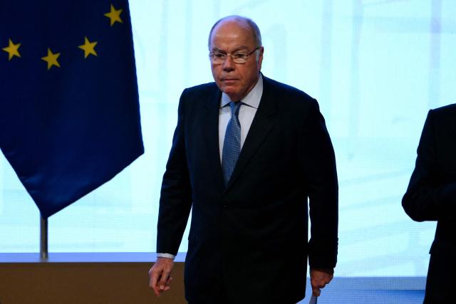Brazil's Foreign Minister Mauro Vieira arrives for the signing ceremony of the trade agreement between the European Union and Mercosur, at the Gran Teatro Jose Asuncion Flores of Paraguay's Central Bank in Asuncion on January 17, 2026. The South American bloc Mercosur and the European Union on January 17 sign a major trade deal that has been 25 years in the making. (Photo by Luis ROBAYO / AFP)