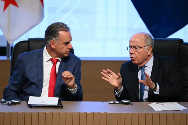 Uruguay's President Yamandu Orsi (L) and Brazil's Foreign Minister Mauro Vieira talk during the signing ceremony of the trade agreement between the European Union and Mercosur, at the Gran Teatro Jose Asuncion Flores of Paraguay's Central Bank in Asuncion on January 17, 2026. The South American bloc Mercosur and the European Union on January 17 sign a major trade deal that has been 25 years in the making. (Photo by Luis ROBAYO / AFP)