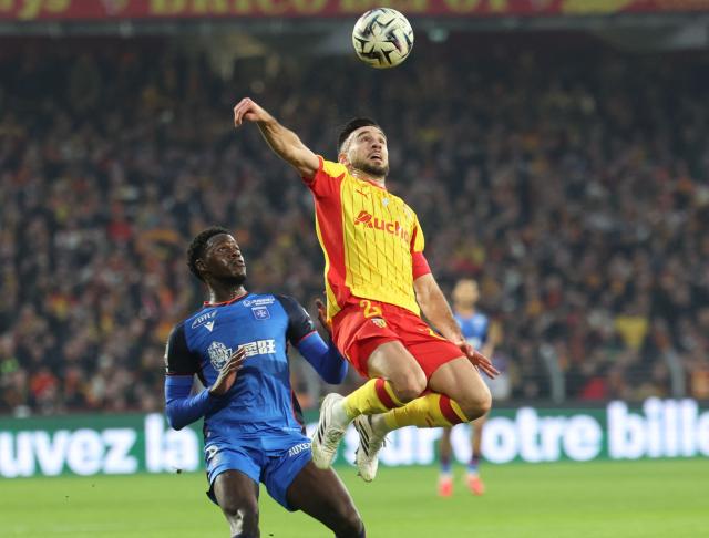 Auxerre's French midfielder #08 Nathan Buayi-Kiala (L) and Lens' French midfielder #28 Adrien Thomasson during the French L1 football match between RC Lens and AJ Auxerre at the Stade Bollaert-Delelis in Lens, northern France, on January 17, 2026. (Photo by Francois LO PRESTI / AFP)