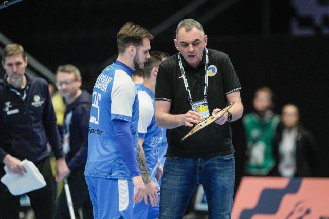 Ukraine's coach Vadym Brazhnyk (R) gives instructions to Ukraine's right wing #25 Danylo Hlushak during the EHF Euro 2026 group C preliminary round handball match between Ukraine and France in Baerum near Oslo, Norway, on January 17, 2026. (Photo by Stian Lysberg Solum / NTB / AFP) / Norway OUT