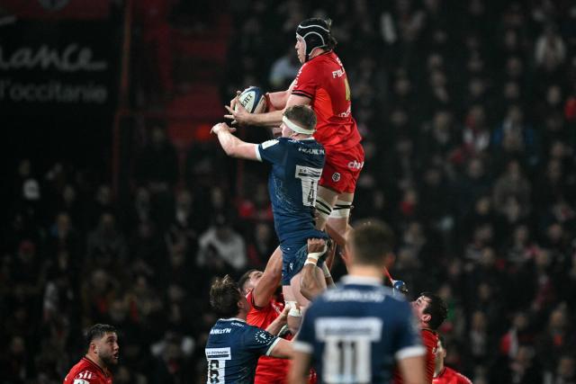 Toulouse's French lock Thibaud Flament (L) fights for the ball with Sale's English lock Tom Burrow during the European Champions Cup pool 1, round 4, rugby union match between Stade Toulousain Rugby (Toulouse) and Sale Sharks at the Ernest Wallon Stadium in Toulouse, southwestern France, on January 17, 2026. (Photo by Lionel BONAVENTURE / AFP)
