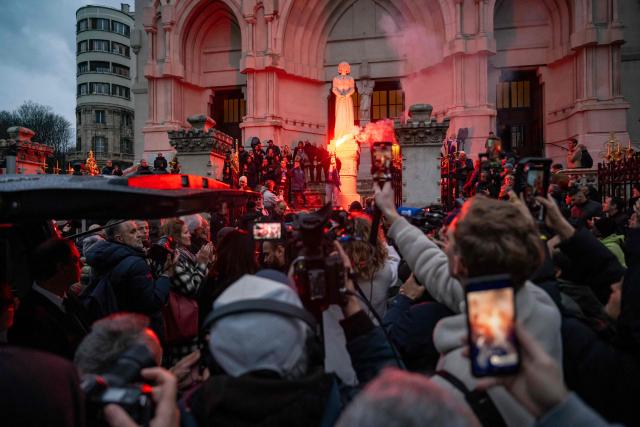 Olympique de Marseille (OM) supporters pay a final tribute to late French former Marseille player and manager Rolland Courbis outside the Reforme church in the center of Marseille, southern France on January 17, 2026. (Photo by MIGUEL MEDINA / AFP)