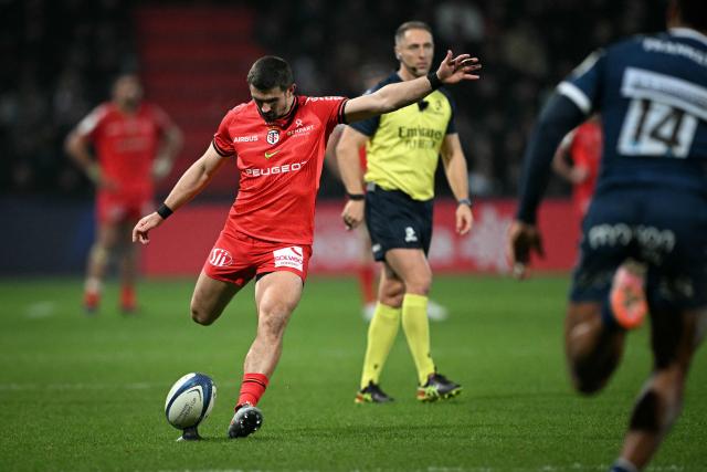 Toulouse's French full back Thomas Ramos takes a free kick during the European Champions Cup pool 1, round 4, rugby union match between Stade Toulousain Rugby (Toulouse) and Sale Sharks at the Ernest Wallon Stadium in Toulouse, southwestern France, on January 17, 2026. (Photo by Lionel BONAVENTURE / AFP)