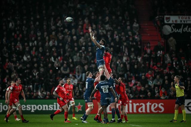 Sale's South African lock Hyron Andrews (C) is about to catch the ball during the European Champions Cup pool 1, round 4, rugby union match between Stade Toulousain Rugby (Toulouse) and Sale Sharks at the Ernest Wallon Stadium in Toulouse, southwestern France, on January 17, 2026. (Photo by Lionel BONAVENTURE / AFP)