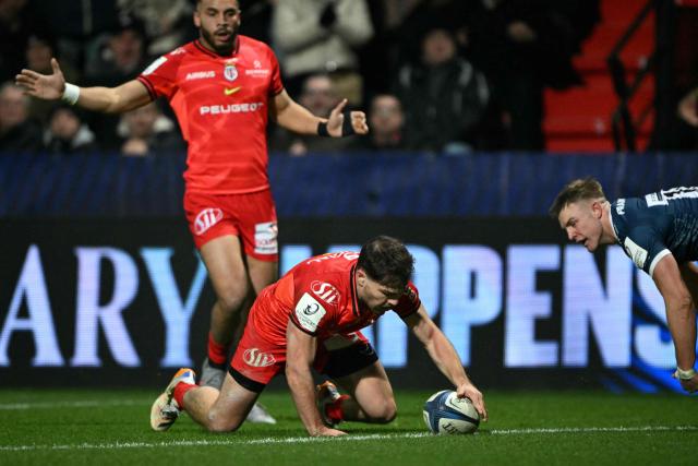 Toulouse's French center Antoine Dupont (C) scores a try during the European Champions Cup pool 1, round 4, rugby union match between Stade Toulousain Rugby (Toulouse) and Sale Sharks at the Ernest Wallon Stadium in Toulouse, southwestern France, on January 17, 2026. (Photo by Lionel BONAVENTURE / AFP)