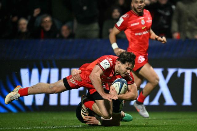 TOPSHOT - Toulouse's French center Antoine Dupont scores a try during the European Champions Cup pool 1, round 4, rugby union match between Stade Toulousain Rugby (Toulouse) and Sale Sharks at the Ernest Wallon Stadium in Toulouse, southwestern France, on January 17, 2026. (Photo by Lionel BONAVENTURE / AFP)