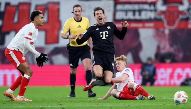 Bayern Munich's German midfielder #08 Leon Goretzka (C) is fouled by Leipzig's Austrian midfielder #13 Nicolas Seiwald (R) during the German first division Bundesliga football match between RB Leipzig and FC Bayern Munich in Leipzig, eastern Germany, on January 17, 2026. (Photo by Ronny HARTMANN / AFP) / DFL REGULATIONS PROHIBIT ANY USE OF PHOTOGRAPHS AS IMAGE SEQUENCES AND/OR QUASI-VIDEO