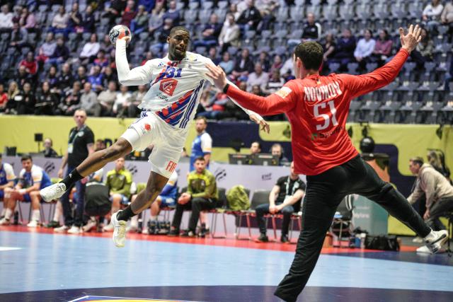 France's wing #31 Dylan Nahi (L) shoots the ball during the EHF Euro 2026 group C preliminary round handball match between Ukraine and France in Baerum near Oslo, Norway, on January 17, 2026. (Photo by Stian Lysberg Solum / NTB / AFP) / Norway OUT