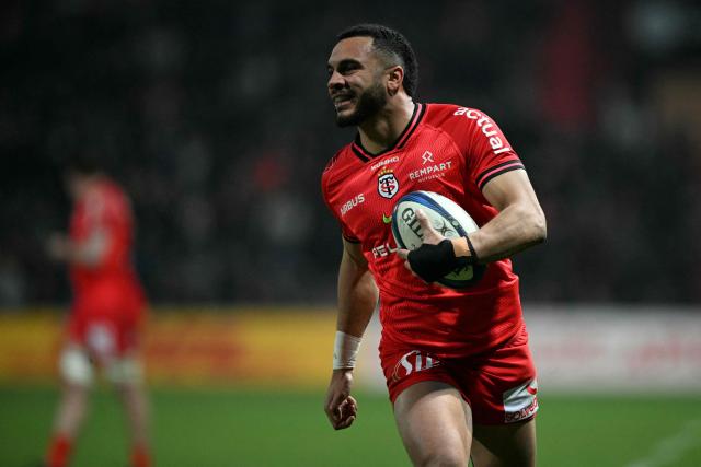 Toulouse's French wing Matthis Lebel runs to score a try during the European Champions Cup pool 1, round 4, rugby union match between Stade Toulousain Rugby (Toulouse) and Sale Sharks at the Ernest Wallon Stadium in Toulouse, southwestern France, on January 17, 2026. (Photo by Lionel BONAVENTURE / AFP)