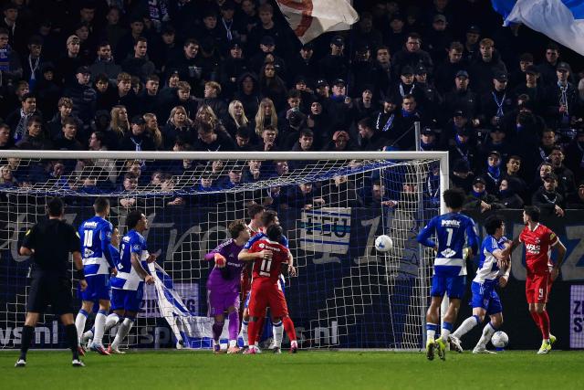 Peer Koopmeiners of AZ Alkmaar scores the 2-1 goal during the Dutch Eredivisie football match between PEC Zwolle and AZ Alkmaar at the MAC3Park stadium in Zwolle, on January 17, 2025. (Photo by Vincent Jannink / ANP / AFP) / Netherlands OUT