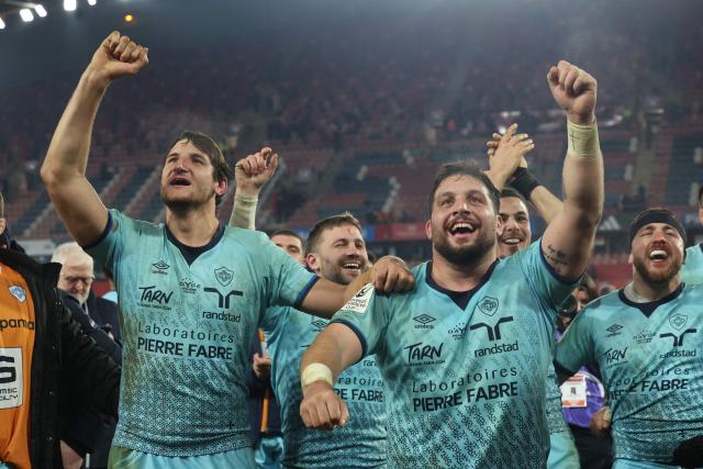 Castres' players celebrate after the European Champions Cup pool 2 rugby union match between Munster and Castres Olympique at Thomond Park in Limerick, Ireland on January 17, 2026. Castres won the game 31-29. (Photo by LORRAINE O'SULLIVAN / AFP)