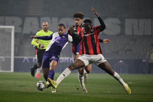 Toulouse's Frank Magri(L) fights for the ball with Nice's Brad Hamilton Mantsounga Makouangou (R) during the French L1 football match between Toulouse FC and OGC Nice at the TFC Stadium in Toulouse, southwestern France, on January 17, 2026. (Photo by Ed JONES / AFP)