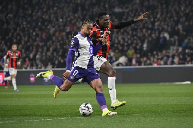 Toulouse's Frank Magri (L) kicks the ball from Nice's French midfielder Tanguy Ndombele (R) during the French L1 football match between Toulouse FC and OGC Nice at the TFC Stadium in Toulouse, southwestern France, on January 17, 2026. (Photo by Ed JONES / AFP)
