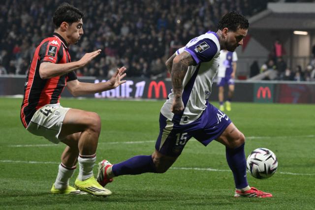 Toulouse's Norwegian forward Aron Donnum (C) vies with Nice's Portuguese forward Tiago Gouveia (L) during the French L1 football match between Toulouse FC and OGC Nice at the TFC Stadium in Toulouse, southwestern France, on January 17, 2026. (Photo by Ed JONES / AFP)