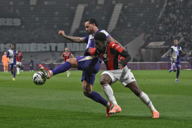 Toulouse's Norwegian forward Aron Donnum (C) vies with Nice's Mohamed-Ali Cho (R) during the French L1 football match between Toulouse FC and OGC Nice at the TFC Stadium in Toulouse, southwestern France, on January 17, 2026. (Photo by Ed JONES / AFP)