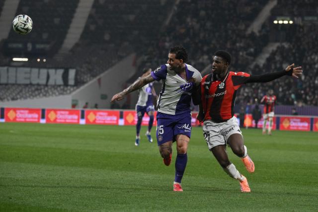 Toulouse's Norwegian forward Aron Donnum (C) vies with Nice's Mohamed-Ali Cho (R) during the French L1 football match between Toulouse FC and OGC Nice at the TFC Stadium in Toulouse, southwestern France, on January 17, 2026. (Photo by Ed JONES / AFP)