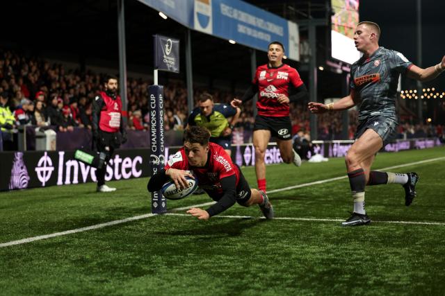 Toulon's French wing Mathis Ferte dives to score the team's second try during the European Champions Cup pool 2 rugby union match between Gloucester and Toulon at the Kingsholm Stadium in Gloucester, western England on January 17, 2026. (Photo by Adrian Dennis / AFP)