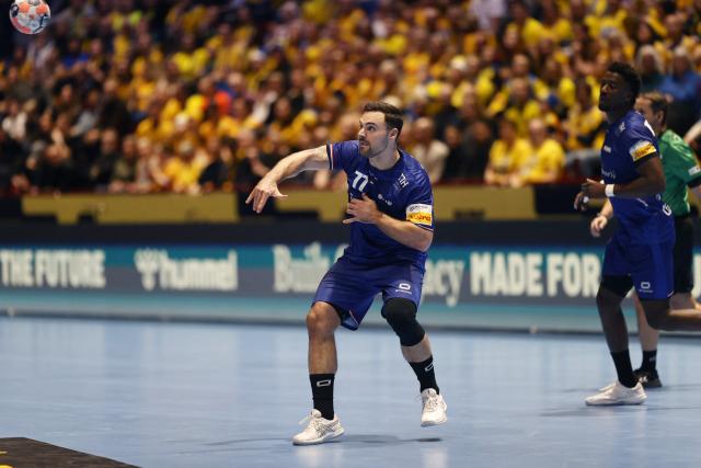 Netherlands' left back #77 Dani Baijens plays the ball during the EHF Euro 2026 group E preliminary round handball match between Sweden and The Netherlands in Malmo, Sweden, on January 17, 2026. (Photo by Andreas Hillergren/TT / TT News Agency / AFP) / Sweden OUT